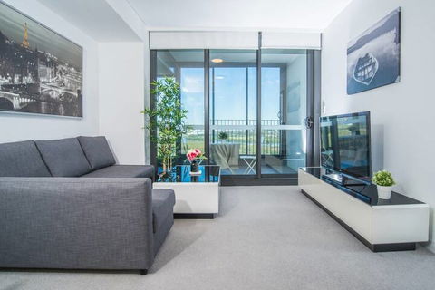Minimalism Modern Apartment With Water View - Hotel Gold Coast 4