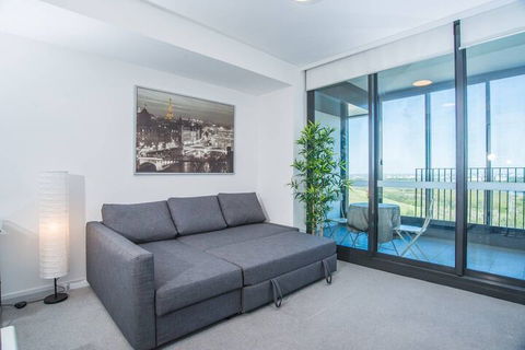 Minimalism Modern Apartment With Water View - Hotel Gold Coast 6