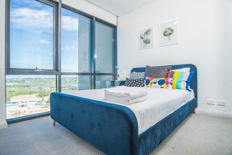 Minimalism Modern Apartment With Water View - Hotel Gold Coast 5
