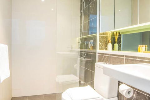 Minimalism Modern Apartment With Water View - Hotel Gold Coast 2