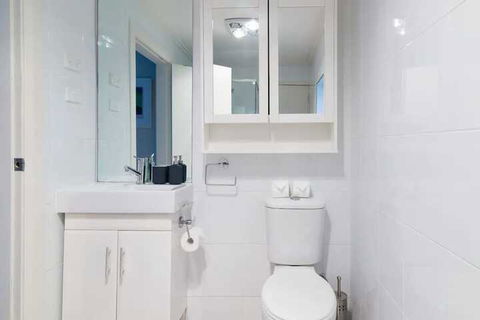 Sleek Contemporary Bondi Beachside Apartment - Hotel Gold Coast 5