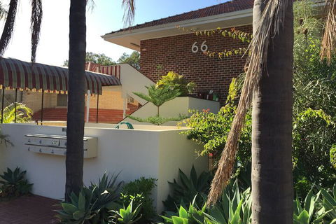 B6 Cafes & Restaurants Close To UWA - Hotel Gold Coast 4