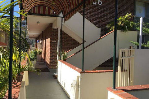 B6 Cafes & Restaurants Close To UWA - Hotel Gold Coast 2