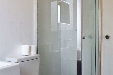 Light And Airy 2 Bedroom North Bondi Apartment - Hotel Gold Coast 4