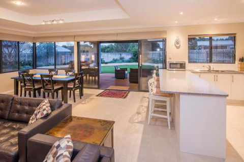 Daves Digs - Hotel Gold Coast 5