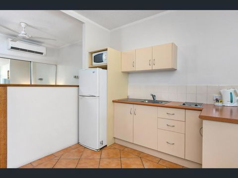 Absolute Beachfront With Million Dollar Views - Hotel Gold Coast 1