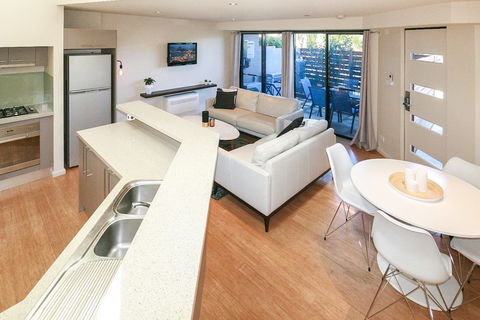 Khione 6 - Modern 2 Bedroom Townhouse - Hotel Gold Coast 2