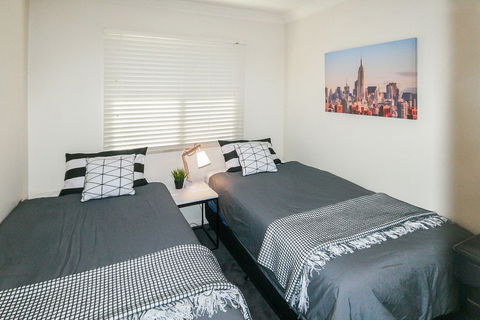 Khione 6 - Modern 2 Bedroom Townhouse - Hotel Gold Coast 1