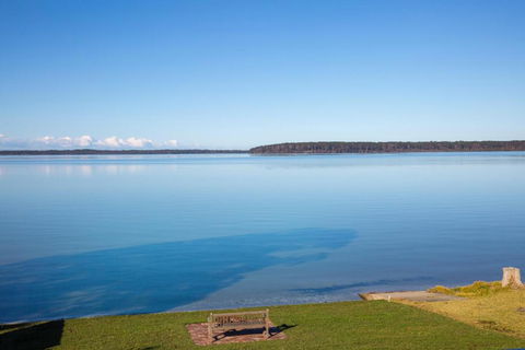 Tranquility Absolute Waterfront Pet Friendly 10 Mins To Hyams Beach - Hotel Gold Coast 2