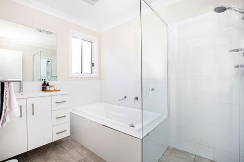 Tranquility Absolute Waterfront Pet Friendly 10 Mins To Hyams Beach - Hotel Gold Coast 3