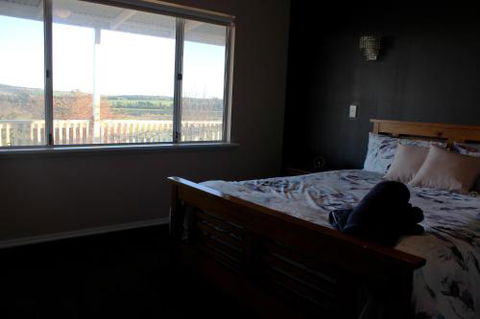 A Better Life Animal Sanctuary FarmStay Private Two Bedrooms Lounge Room & Bathroom & Toilet Shared Kitchen - Hotel Gold Coast 4