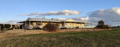 A Better Life Animal Sanctuary FarmStay Private Two Bedrooms Lounge Room & Bathroom & Toilet Shared Kitchen - Hotel Gold Coast 0