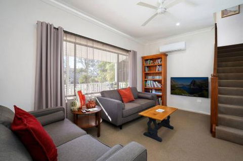 Comfortable Queen Sized Room Near Tuggerah Lake - Hotel Gold Coast 0