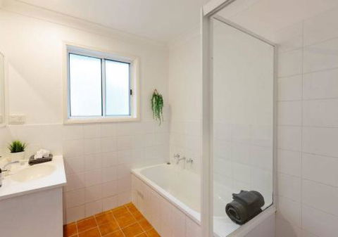 Seagrass House Modern North Avoca Oasis - Hotel Gold Coast 1
