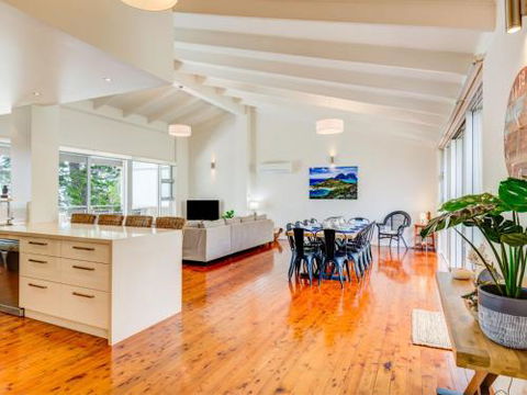 Harlequin Beach House 4pm Check Out Sundays - Hotel Gold Coast 5