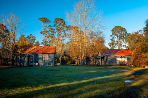 Acheron Valley Lakefront Cottages - Hotel Gold Coast 3