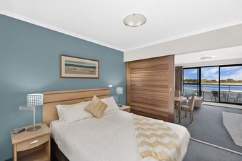 The Oak Room 106 - Hotel Gold Coast 1
