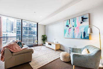 Ella, 1BDR Melbourne Apartment - Hotel Gold Coast 6
