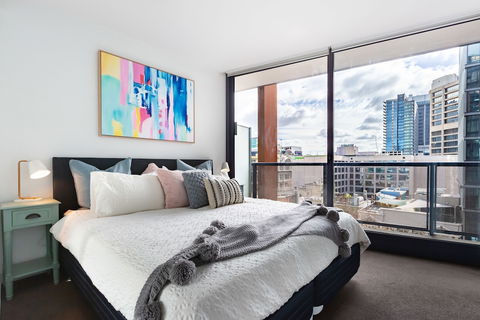 Ella, 1BDR Melbourne Apartment - Hotel Gold Coast 3