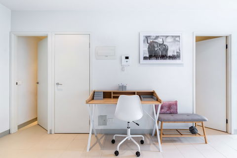 Ella, 1BDR Melbourne Apartment - Hotel Gold Coast 5