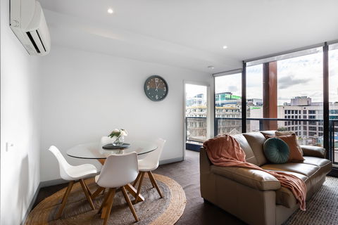 Ella, 1BDR Melbourne Apartment - Hotel Gold Coast 1
