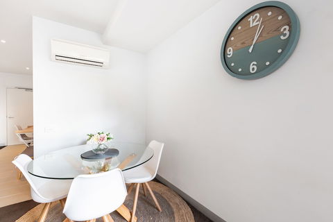 Ella, 1BDR Melbourne Apartment - Hotel Gold Coast 4