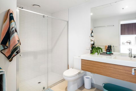 Ella, 1BDR Melbourne Apartment - Hotel Gold Coast 2