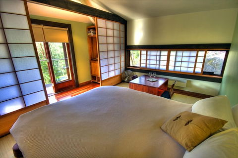 Qdos Arts - Hotel Gold Coast 1