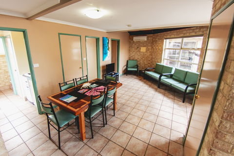 Yot Spot Apartments - Hotel Gold Coast 4