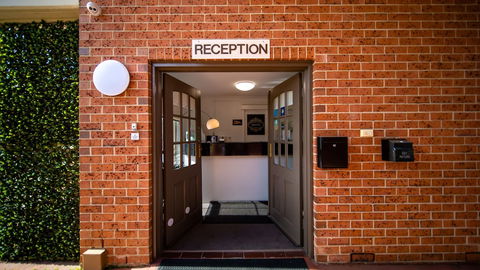 Hamiltonâ€™s Queanbeyan Motel - Hotel Gold Coast 3