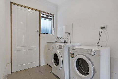 Adelaide Holiday Homes - Hotel Gold Coast 2