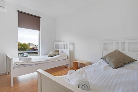 Adelaide Holiday Homes - Hotel Gold Coast 1