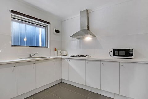 Adelaide Holiday Homes - Hotel Gold Coast 5