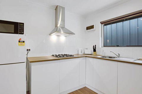 Adelaide Holiday Homes - Hotel Gold Coast 4