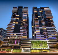 Arise Ivy and Eve - Hotel Gold Coast