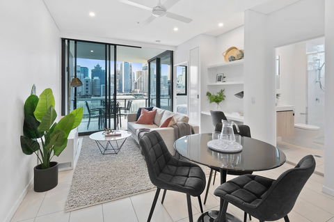 Arise On Hope Street - Hotel Gold Coast 2