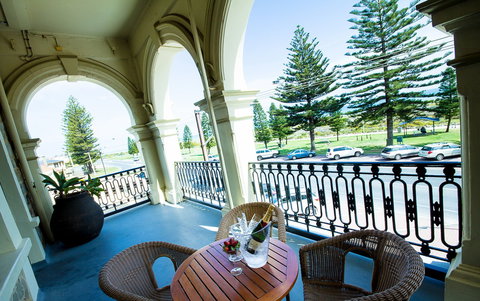 Largs Pier Hotel - Hotel Gold Coast 2