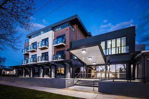Quality Hotel Lakeside - Hotel Gold Coast 0