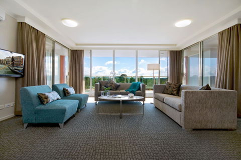 Pacific Suites Canberra - Hotel Gold Coast 1