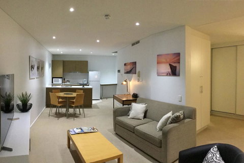 Wallaroo Marina Waterfront Luxe Apartment - Hotel Gold Coast 2