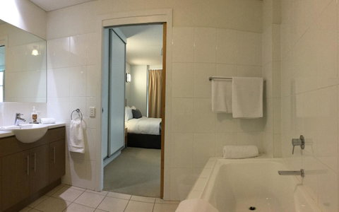 Wallaroo Marina Waterfront Luxe Apartment - Hotel Gold Coast 16