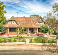 The Tudor House - Hotel Gold Coast