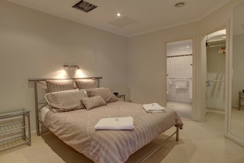 Tasman Beachside Apartment - Hotel Gold Coast 6