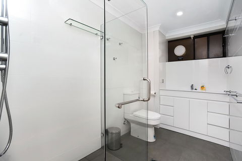 The Dolphins Beachfront Apartments - Hotel Gold Coast 2