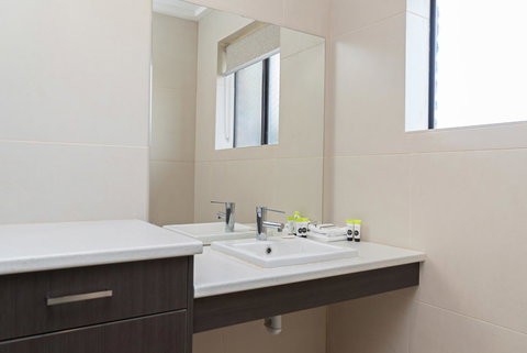 Mick O\'Sheas - Hotel Gold Coast 2