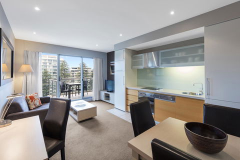 Apartments @ 16 Holdfast - Hotel Gold Coast 5