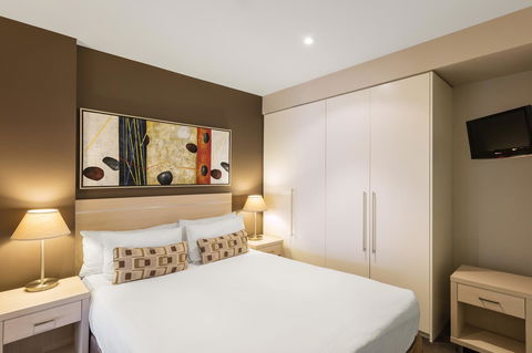 Apartments @ 16 Holdfast - Hotel Gold Coast 9