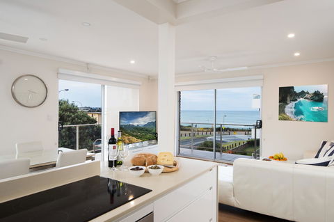 Stylish 3 Bedroom Beachview Apartment - Hotel Gold Coast 5