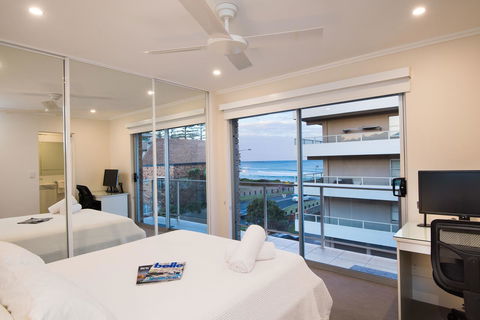 Stylish 3 Bedroom Beachview Apartment - Hotel Gold Coast 1