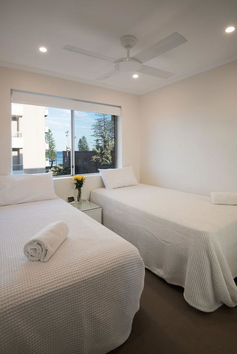 Stylish 3 Bedroom Beachview Apartment - Hotel Gold Coast 11